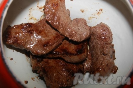 Обжаренное мясо сложить в горшочек.