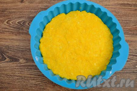 Готовить творожную запеканку с тыквой в микроволновке на максимальной мощности в течение 3-5 минут. Через 3 минуты можно проверять на готовность. Если поверхность запеканки не липнет к рукам, значит она готова. Мощность моей микроволновки 900 Ватт, запеканка выпекалась в течение 4 минут.