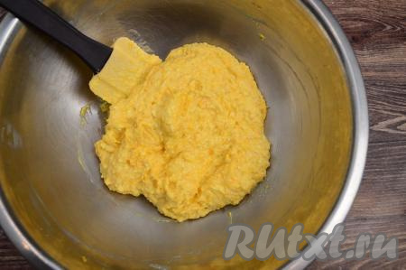 Перемешать творожно-тыквенное тесто до однородности, оно должно получиться в меру густым, как на фото. Дать тесту постоять при комнатной температуре в течение 10 минут, чтобы манка как следует набухла.