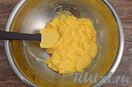 Перемешать творожно-тыквенную массу лопаткой до однородности.