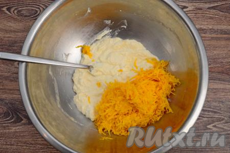 Тыкву очистить от кожуры, волокнистой части и семечек. Для приготовления запеканки потребуется 150 грамм очищенной тыквы. Натереть тыкву на мелкой тёрке, добавить в миску с творожной массой.