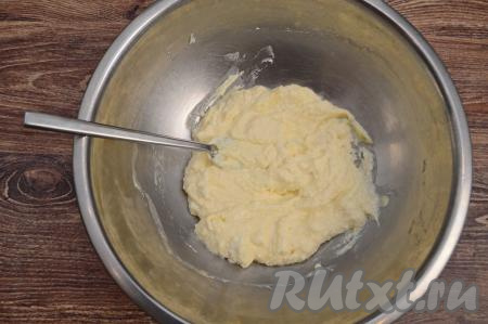 Растереть творог с яйцом и сахаром с помощью вилки (или лопатки) до получения однородной творожной массы.&nbsp;