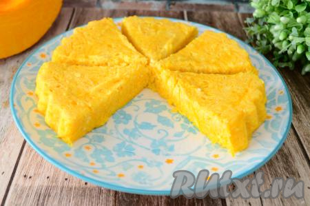 А затем тёплую или полностью остывшую творожную запеканку с тыквой нарезать на кусочки и подать к столу. Эта нежная, аппетитная выпечка с приятным бархатистым вкусом готовится&nbsp;в микроволновке буквально за считанные минуты, а результат практически такой же, как и из духовки. Всем советую приготовить!