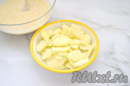 Очищаем яблоки от семян и кожуры. Нарезаем яблоки на тонкие ломтики.