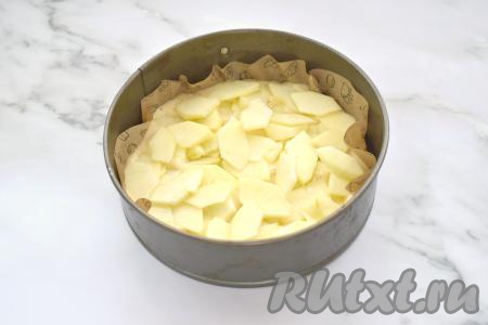 На тесто раскладываем ровным слоем нарезанные яблоки.