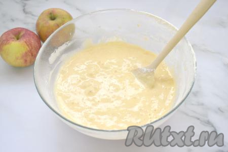 Перемешиваем тесто для пирога лопаткой (или столовой ложкой), стараясь не сбить воздушность взбитых яиц. Частями добавляя оставшуюся рисовую муку, замешиваем однородное, нежное тесто, напоминающее сметану средней жирности. В зависимости от величины яиц, качества рисовой муки, для замешивания теста нужной густоты может потребоваться немного больше или немного меньше муки, чем указано в ингредиентах, поэтому очень важно муку добавлять постепенно, ориентируясь на консистенцию замешиваемого теста.