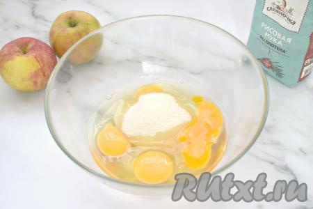 В глубокую миску (или в другую посуду), в которой удобно будет взбивать миксером, разбиваем яйца, всыпаем сахар, взбиваем на максимальных оборотах миксера минут 5 (в процессе взбивания яичная масса должна увеличиться в объёме и стать достаточно светлой).&nbsp;