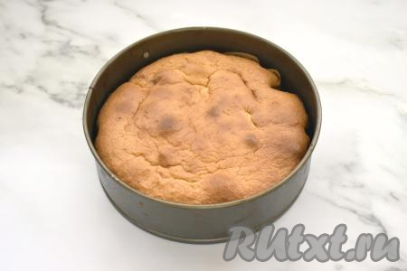 Отправляем пирог из рисовой муки с яблоками&nbsp;в разогретую до 180 градусов духовку минут на 35-40. Для того чтобы проверить готовность пирога, прокалываем его в центре сухой деревянной палочкой, если палочка останется сухой после прокалывания выпечки, значит пирог готов. Достаём готовый яблочный пирог из духовки. Даём ему немного остыть в форме (в течение минут 10), а затем вынимаем из формы, перекладываем яблочный пирог на решётку и оставляем до полного остывания.