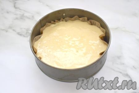 Поверх яблок распределяем оставшееся тесто, разравниваем.