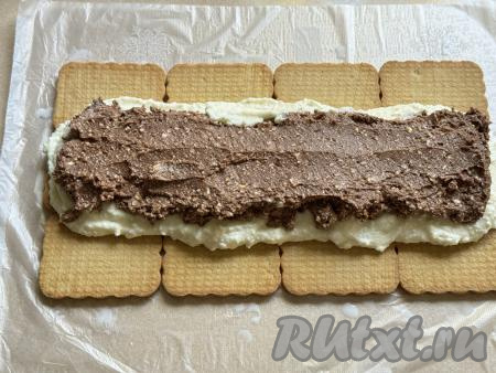 Поверх белой творожной массы выложить творожную массу с какао. Получится заготовка, как на фото.