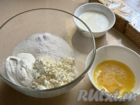 Творог и сметану можно использовать любой жирности. Я купила творог жирностью 5%, сметану - жирностью 15%. Сливочное масло растопить до жидкого состояния (удобно это делать в микроволновке), дать ему немного остыть.&nbsp;В глубокой миске соединить сахар,&nbsp;творог и сметану.