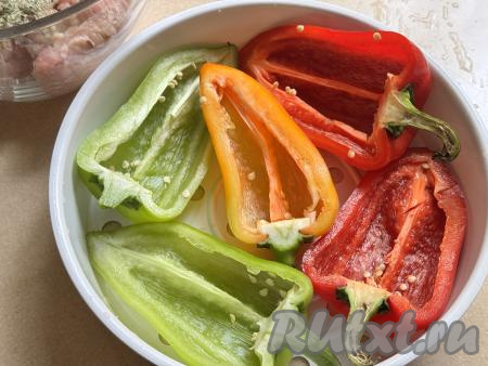 Налить воду, примерно 1,5 литра в чашу мультиварки, закрыть крышку и выставить режим "На пару". Как только прозвучит сигнал, значит вода закипела.&nbsp;Пока закипает вода, болгарские перцы вымыть,&nbsp;разрезать вдоль, удалить семена, плодоножку я решила оставить. Промыть перцы водой. Выложить перцы срезом вверх в чашу мультиварки для приготовления на пару. Я взяла крупные перцы, поэтому в чашу мультиварки на пару у меня поместились 2,5 перца.&nbsp;Но если вы возьмёте не очень крупные перцы, то 3 перца точно поместятся.