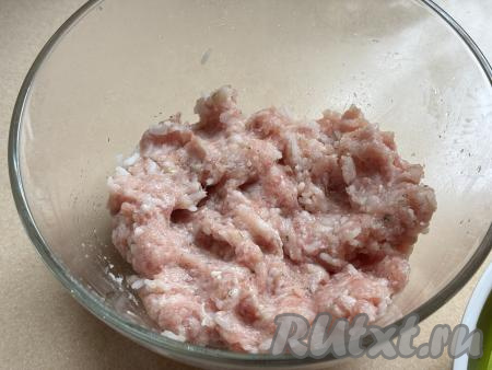 Тщательно перемешать фарш с рисом, специями и начинка для фарширования перцев готова.&nbsp;