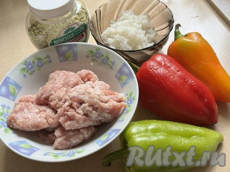 Подготовить продукты для приготовления фаршированного перца на пару в мультиварке. Рис выложить в сито, промыть водой. Переложить промытый рис в кастрюлю с кипящей подсоленной водой, перемешать, уменьшить огонь и отварить до готовности (на варку риса с момента закипания потребуется минут 20-25). Сварившийся рис откинуть на сито, дать остыть. Можно взять и грамм 100 варёного риса, оставшегося с обеда. Фарш можно взять как покупной, так и приготовленный в домашних условиях (я взяла кусочки свинины и пропустила их через мясорубку).