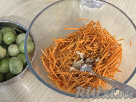 Перемешать морковь со специями. Добавить очищенный и пропущенный через пресс чеснок, перемешать.&nbsp;