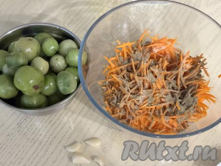 К морковке добавить специи для корейской моркови, соль и сахар. В состав покупного набора специй для корейской моркови у меня входила соль, поэтому дополнительно соли я добавила немного.&nbsp;