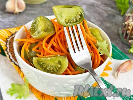 А затем зелёные помидоры, маринованные с морковью по-корейски, выложить на тарелку и подать к столу. Вот так просто и достаточно быстро можно приготовить очень вкусную, пикантную закуску, которая станет великолепным дополнением и к мясу, и к гарнирам.