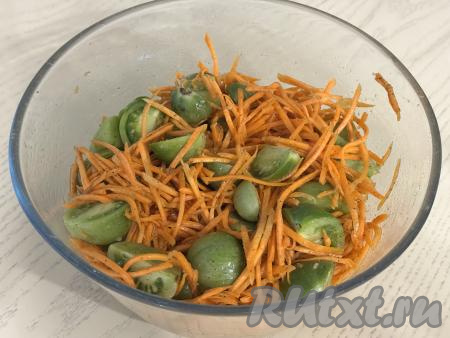 Влить в миску масло и уксус, хорошо перемешать зелёные помидоры с морковью. Накрыть миску и отправить овощи мариноваться минимум на 10 часов. В течение этого времени 2-3 раза овощи нужно будет перемешать.