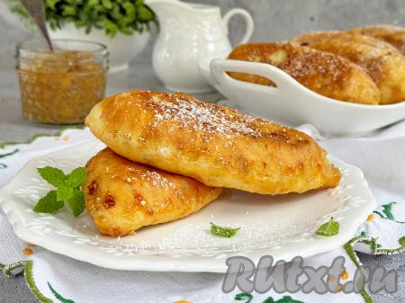 Постепенно пожарить на сковороде все пирожки с вареньем, периодически не забывая подливать в сковороду масло для жарки очередной партии пирожков.