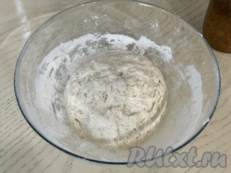 Сначала перемешивать тесто столовой ложкой. Постепенно подсыпая оставшуюся муку, перейти на замес теста руками. Вымешивать тесто руками не менее 5 минут. Итоговое тесто должно быть мягким, чуть липнущим к руками. Для того чтобы тесто сильно не липло к ладоням в процессе замешивания теста, я  смазала руки растительным маслом.