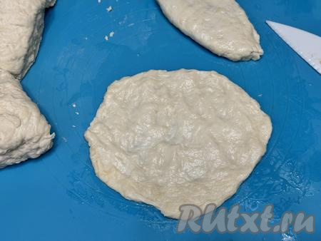 По прошествии 20 минут разделить тесто на 10 частей. Руками, смазанными маслом, каждую часть теста скатать в круг. Я лепила пирожки на силиконовом коврике, если будете лепить на обычной поверхности, тогда не забывайте припылять поверхность мукой, чтобы тесто не приставало к поверхности.