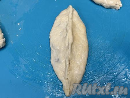 Скрепить тесто над начинкой, формируя продолговатый пирожок и тщательно скрепляя края теста. Аналогично сформировать все заготовки бездрожжевых пирожков с вареньем. Постепенно сформировать все пирожки.&nbsp;