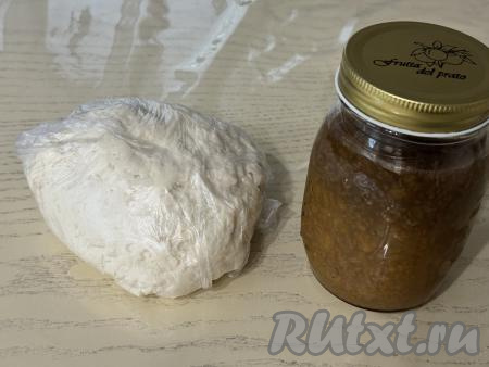 Поместить тесто в пакет и оставить на кухонном столе на 20 минут.