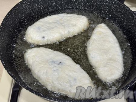 В сковороду влить растительное масло, хорошо разогреть, выложить несколько пирожков в один слой швом вниз. Масло должно доходить почти до середины пирожков с вареньем.