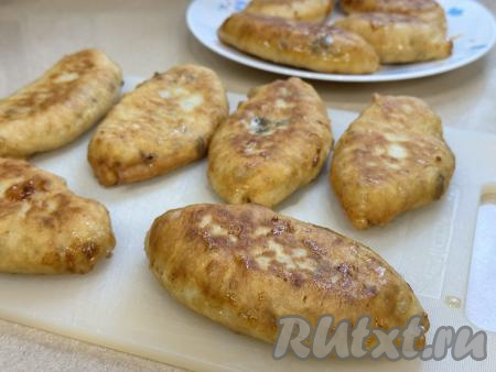 Готовые пирожки со сковороды перекладывать на тарелку, застеленную бумажным полотенцем, чтобы убрать излишки масла.&nbsp;