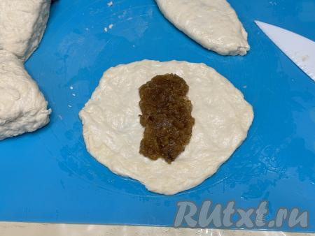 Выложить в центр круга 1 столовую ложку варенья. Варенье лучше брать густое, чтобы оно не растекалось.