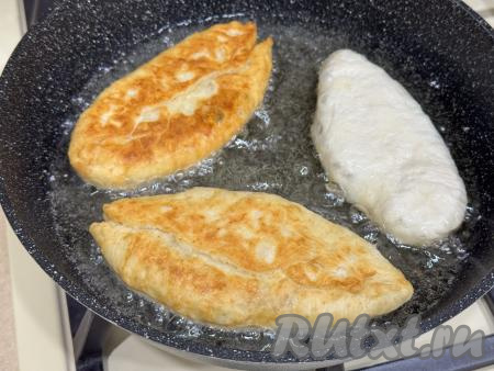 Жарить пирожки с вареньем на среднем огне с двух сторон до золотистого цвета (примерно по 2-3 минуты с каждой стороны).