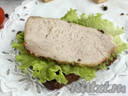 Кусочки нежной, ароматной свинины я подала к столу на ломтиках хлеба.&nbsp;