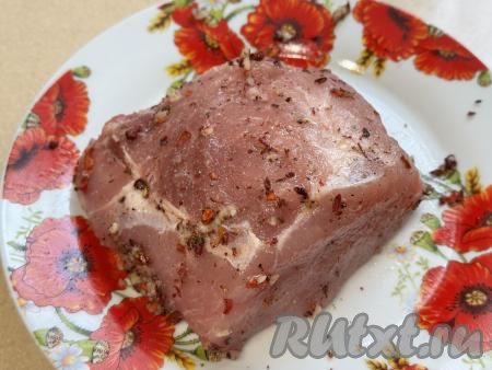 Хорошо натереть свинину чесноком и специями со всех сторон, оставить мясо мариноваться в прохладном месте минимум на 2-3 часа.&nbsp;