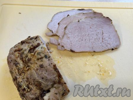 Остывшую запечённую свинину нарезать на тонкие ломтики.