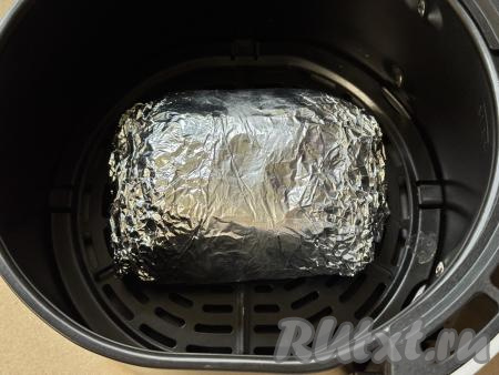Завернуть свинину в 2-3 слоя фольги и поместить в чашу аэрогриля.&nbsp;