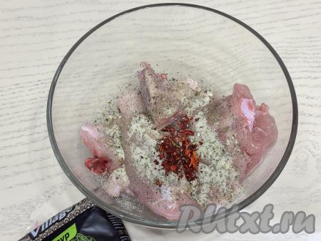 Снять с куриных бёдер кожу. Выложить подготовленные куриные бёдра в объёмную миску, добавить соль, специи (я добавила чёрный молотый перец и специи для мяса).