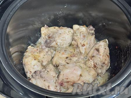 Обжарить части курицы с двух сторон в течение 15 минут, периодически переворачивая мясо.&nbsp;