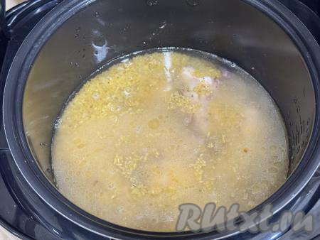 Влить 400 миллилитров горячей воды в чашу мультиварки, добавить немного соли.&nbsp;