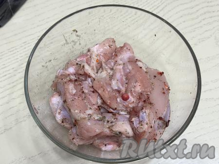 Хорошо перемешать куриные бёдра, покрывая их специями со всех сторон.&nbsp;