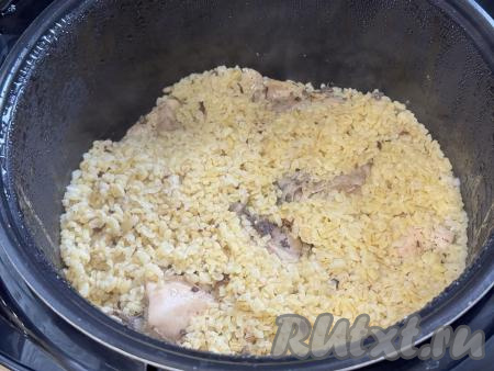 После звукового сигнала открыть крышку мультиварки, проверить готовность блюда по булгуру (он должен стать мягким, хорошо пропаренным, вода должна испариться). Перемешать готовое блюдо.