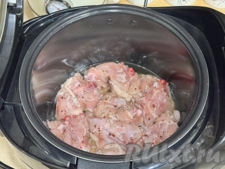 В чашу мультиварки влить растительное масло, выставить режим "Жарка" на 15 минут. Выложить куриные бёдра в чашу мультиварки.