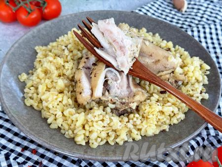 Разложить булгур и куриные бёдра из чаши мультиварки по тарелкам и подать к столу в горячем виде. Булгур, пропитываясь мясными соками, становится очень вкусным, рассыпчатым, бёдрышки - нежными, сочными. Отличное блюдо для обеда или ужина!