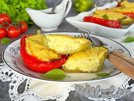 Готовые болгарские перцы, фаршированные картофельным пюре, достать из духовки,&nbsp; переложить на тарелку и подать в горячем виде к столу.