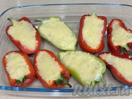 Выложить половинки болгарского перца, фаршированные картофельным пюре, в жаропрочную форму. На дно формы влить 100 миллилитров воды. Поставить форму с перцами в разогретую до 200 градусов духовку.&nbsp;