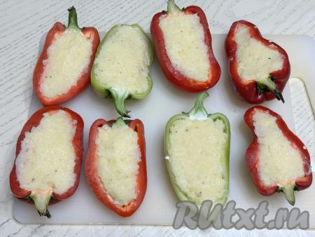 Наполнить половинки перцев подготовленным картофельным пюре.&nbsp;
