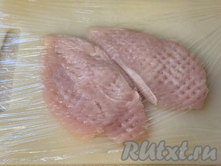 Накрыть мясо пищевой плёнкой и слегка отбить кулинарным молоточком с двух сторон.