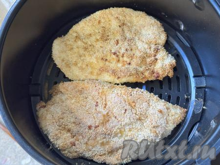 После звукового сигнала открыть чашу аэрогриля.&nbsp;