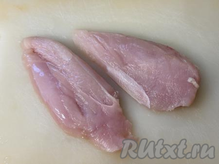 Разрезать куриное филе вдоль на две части.&nbsp;