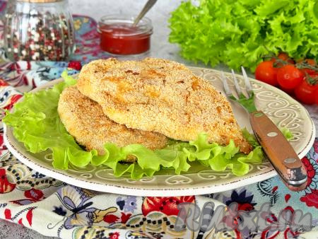 Нежные, вкусные куриные шницели, покрытые аппетитной панировкой, переложить из чаши аэрогриля на тарелку и подать к столу.