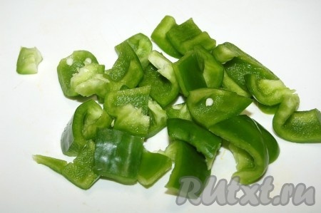 Нарезать сладкий перец.